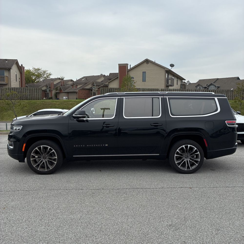 2023 Jeep Grand Wagoneer Series III 4D SUV 4WD