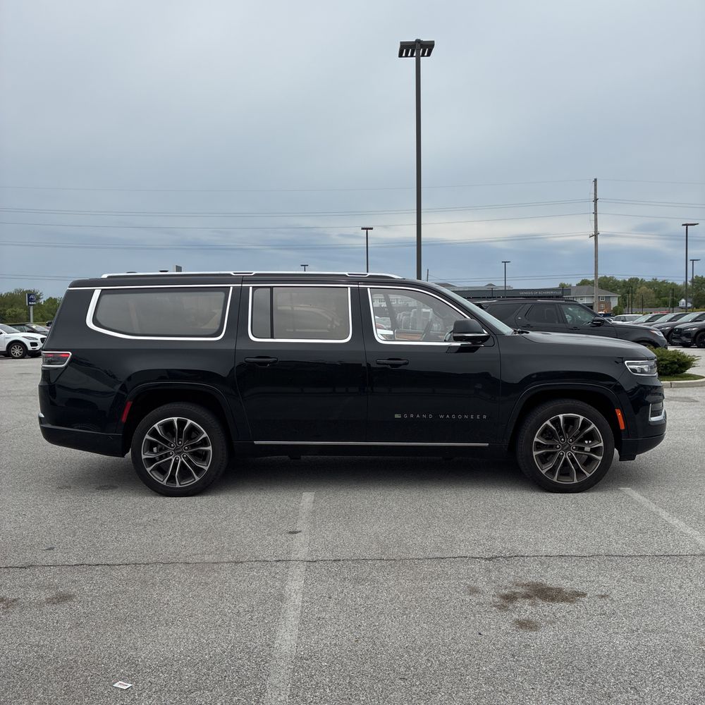 2023 Jeep Grand Wagoneer Series III 4D SUV 4WD