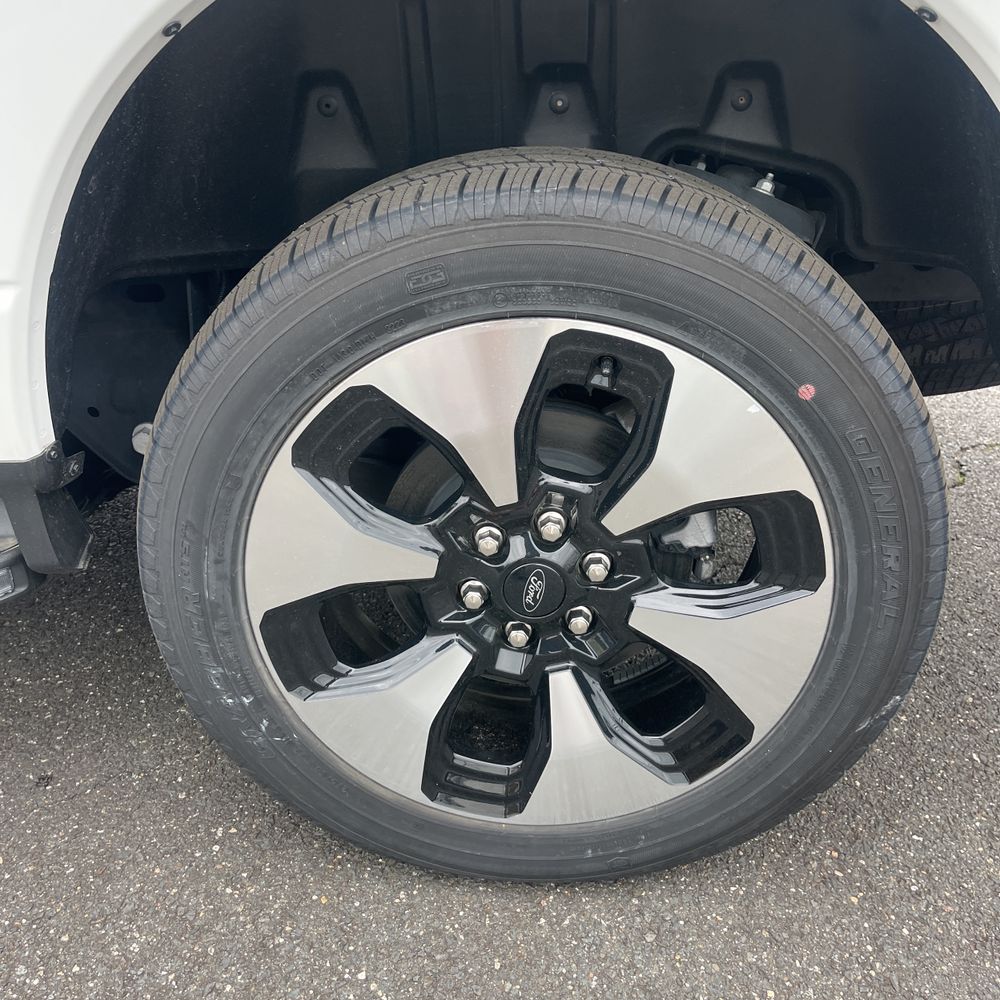 2023 Ford F-150 Lightning Platinum