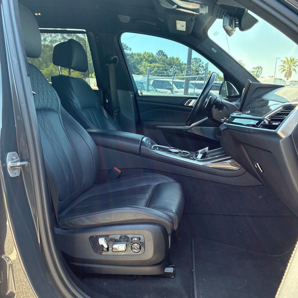 2023 BMW X7 M60i
