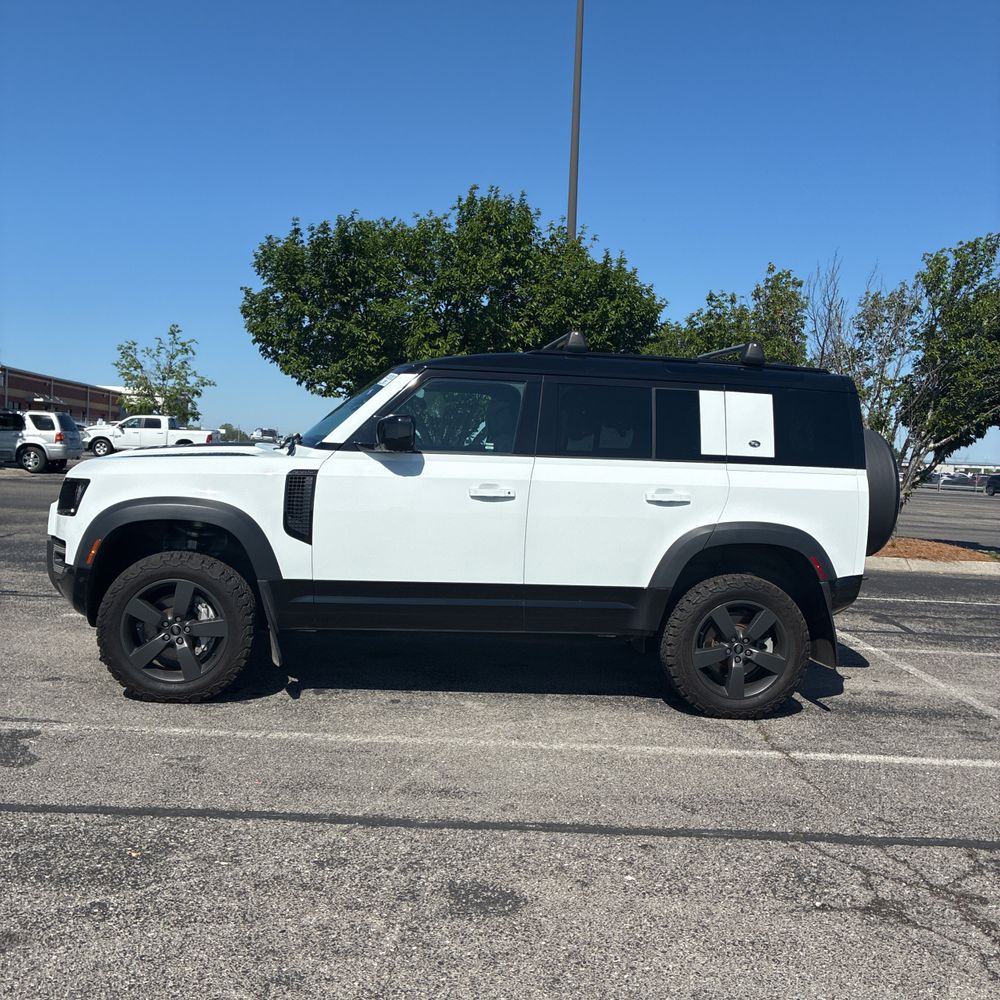 2023 Land Rover Defender 110 X-Dynamic SE