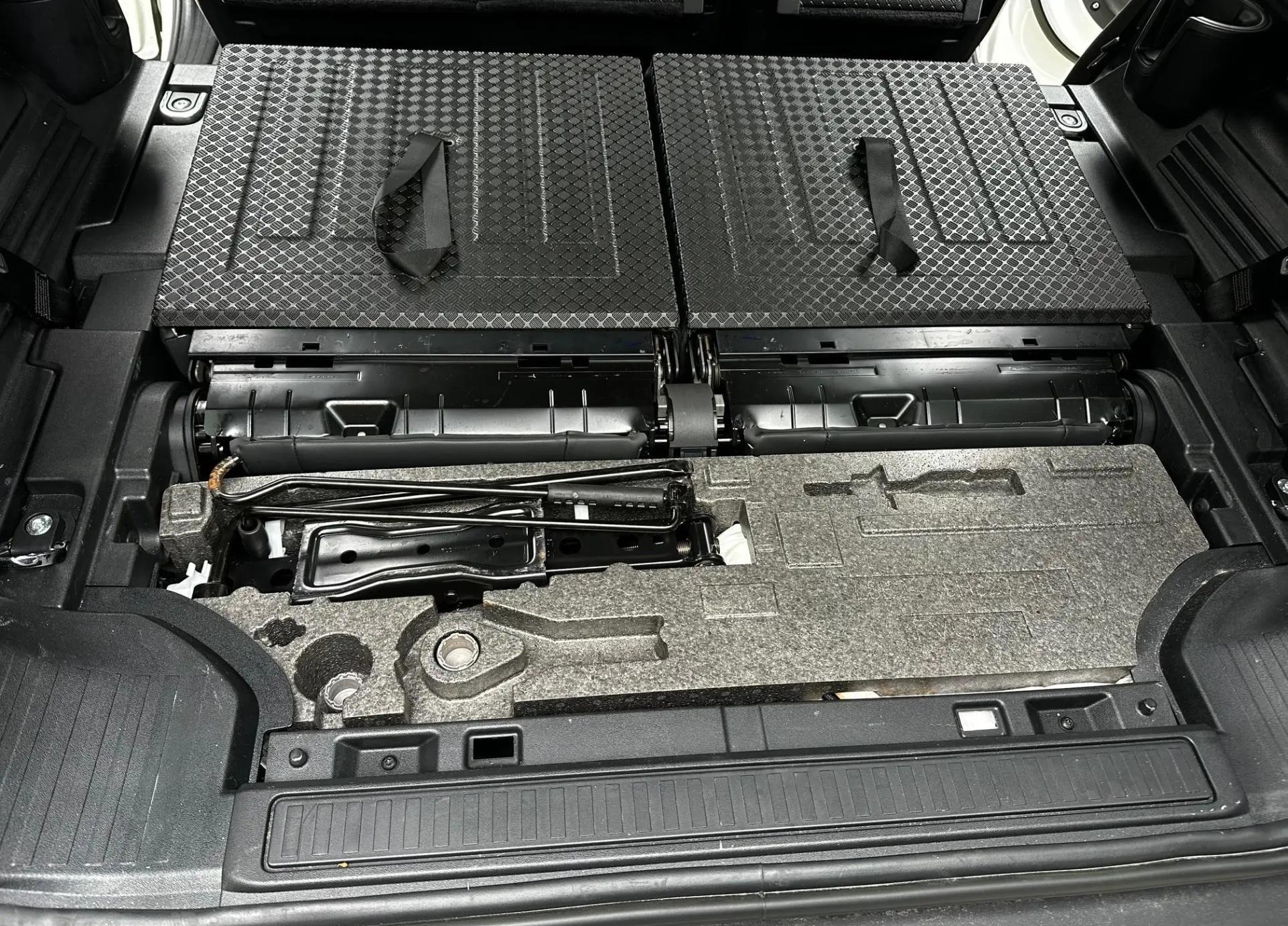 2023 Land Rover Defender 110 S