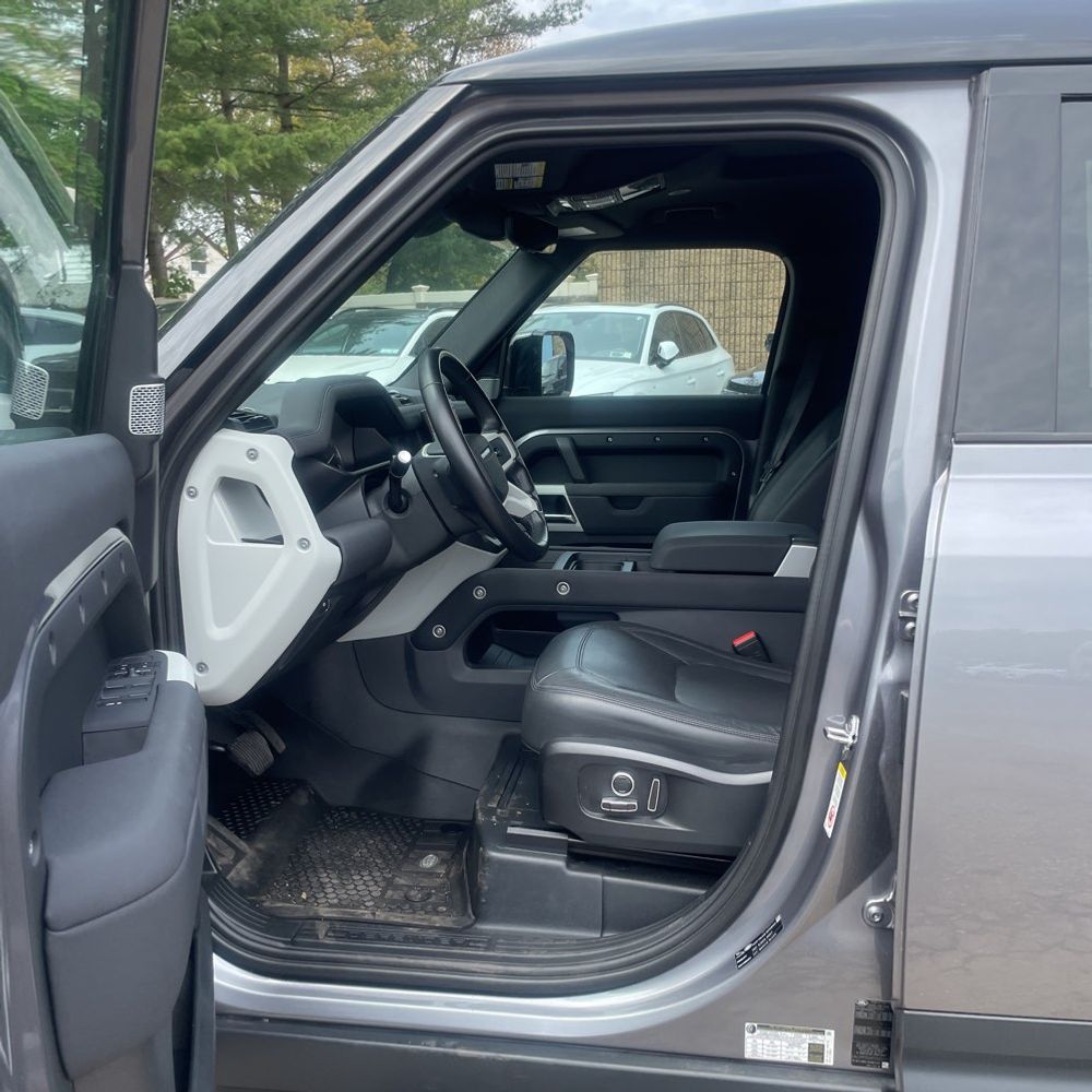 2023 Land Rover Defender 130 SE