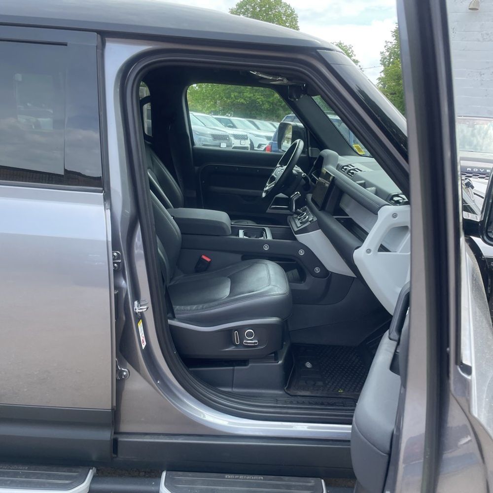 2023 Land Rover Defender 130 SE