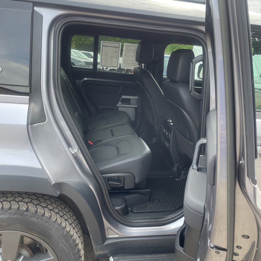 2023 Land Rover Defender 130 SE