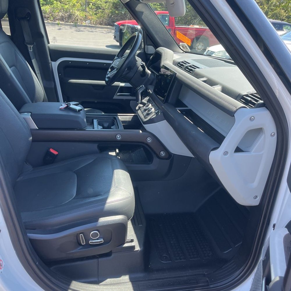 2023 Land Rover Defender 130 SE
