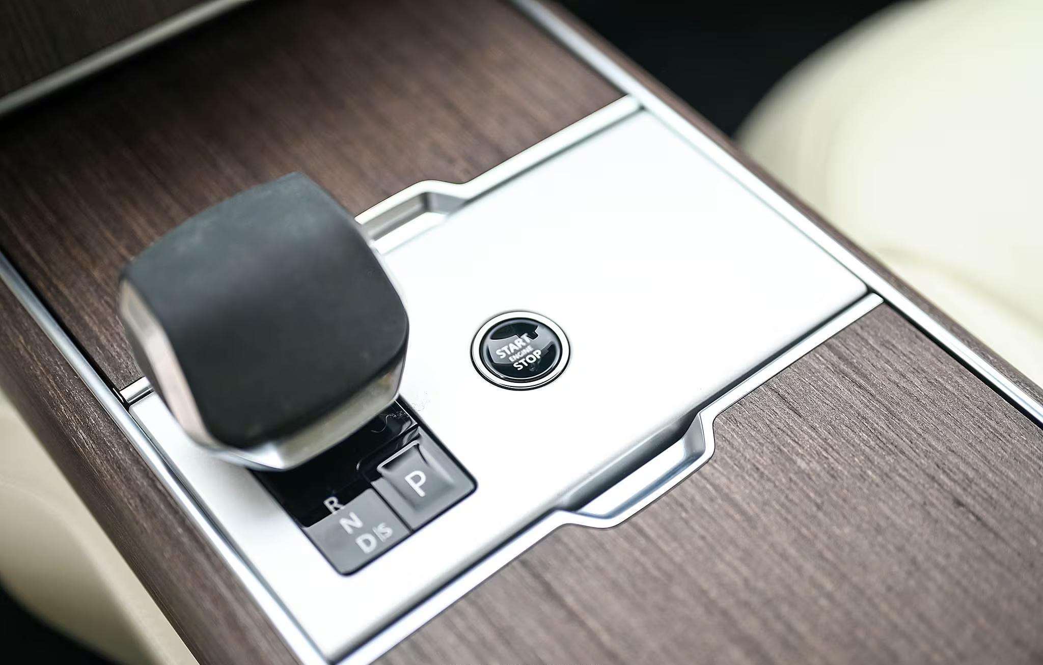 2025 Land Rover Range Rover SE P530