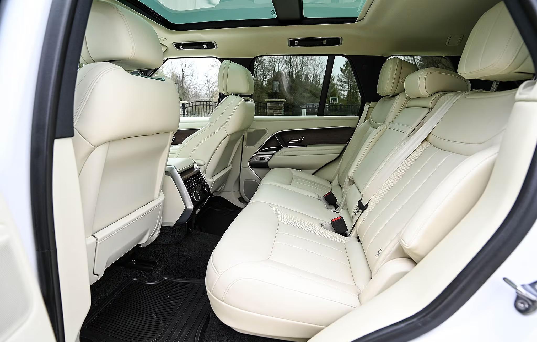 2025 Land Rover Range Rover SE P530