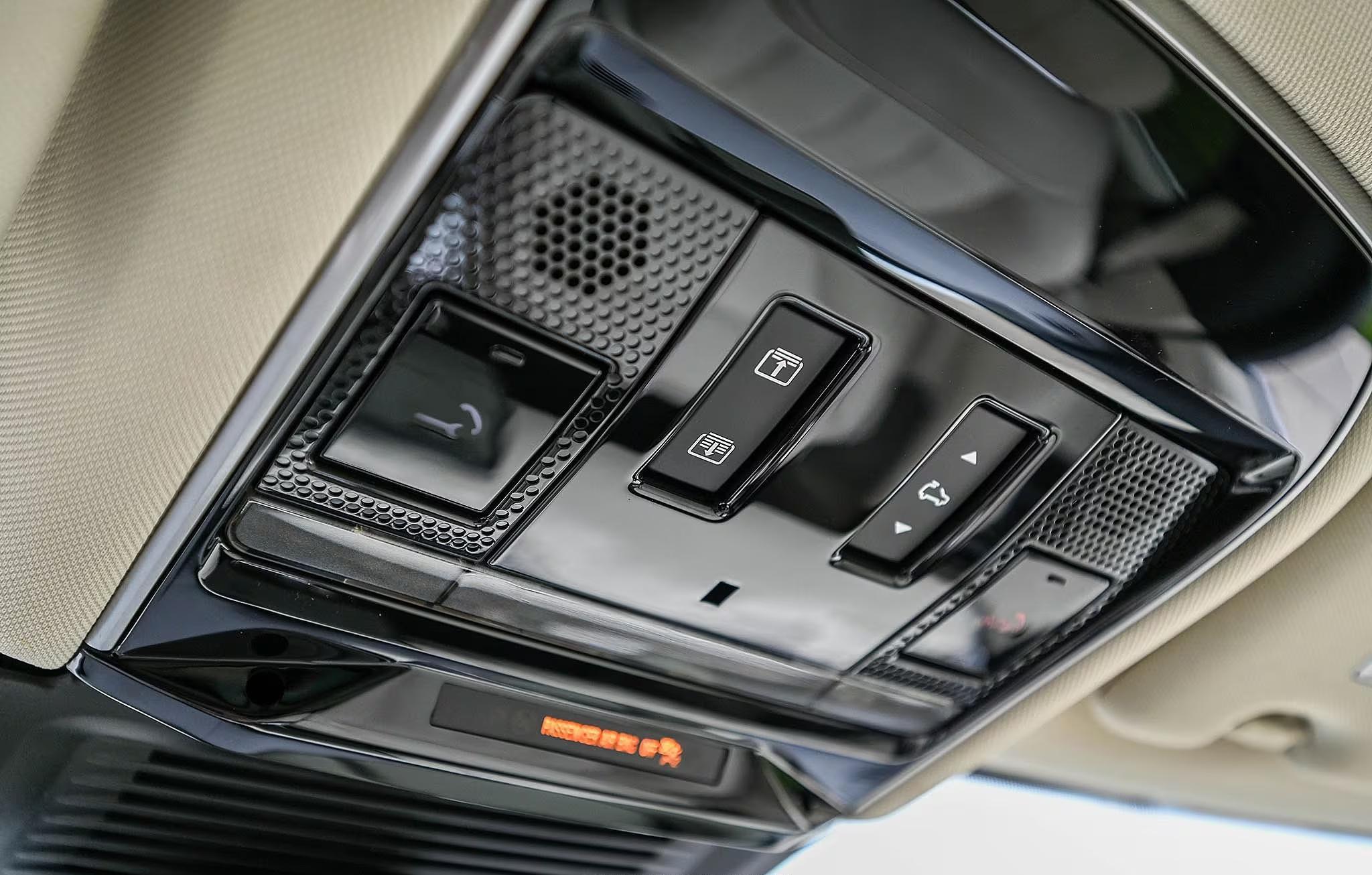 2025 Land Rover Range Rover SE P530