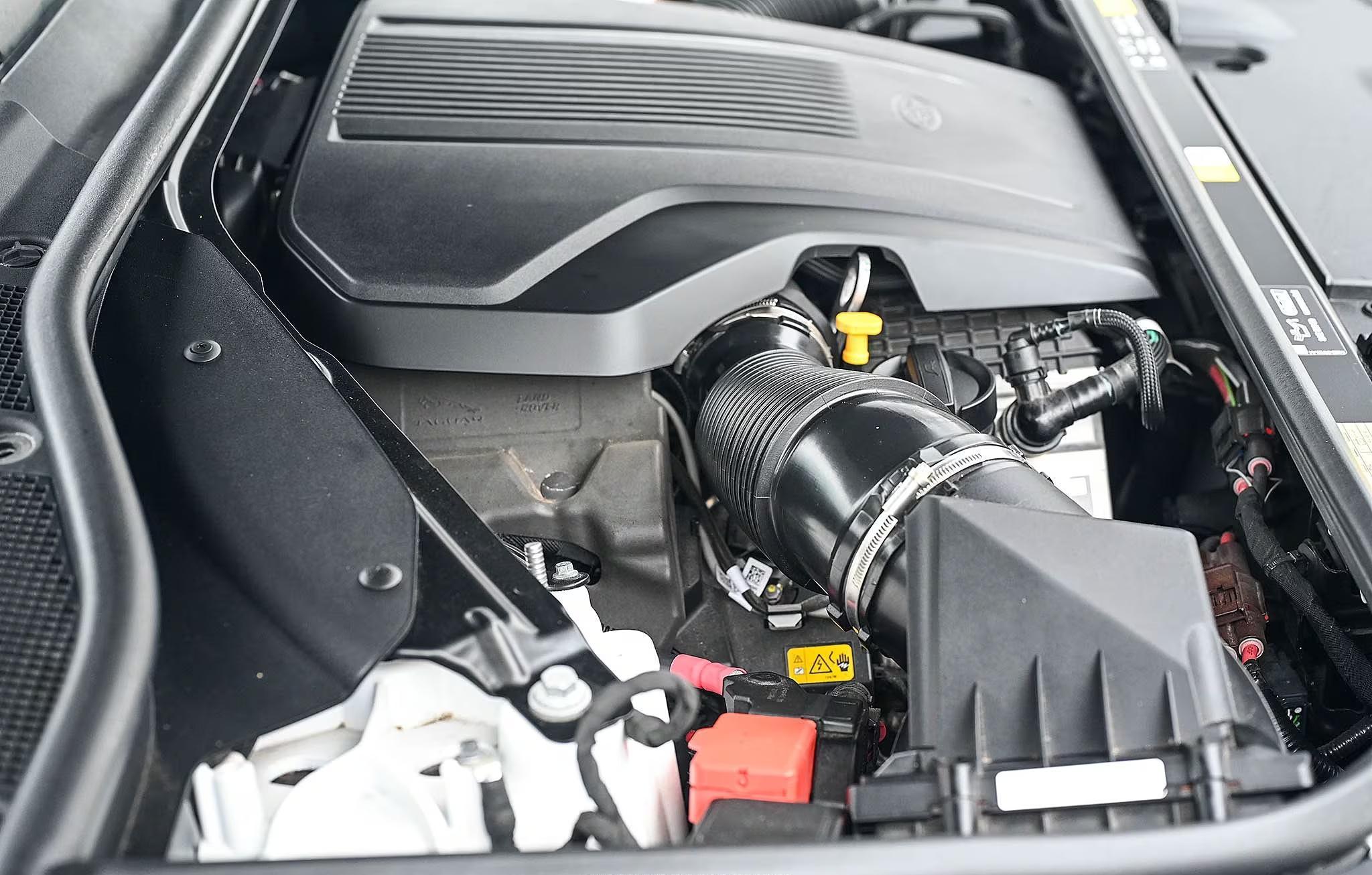 2025 Land Rover Range Rover SE P530
