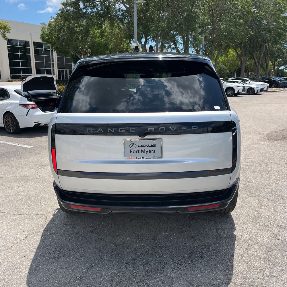 2025 Land Rover Range Rover P400 SE