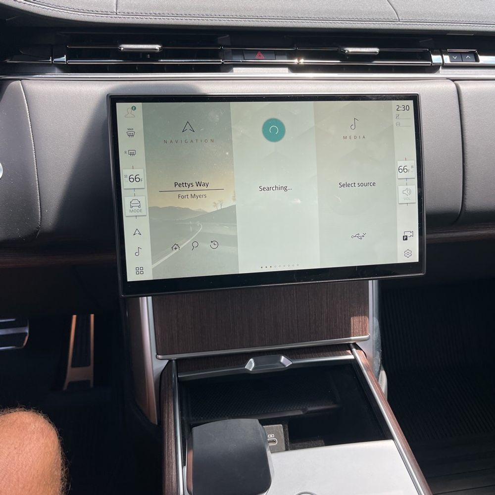 2025 Land Rover Range Rover P400 SE