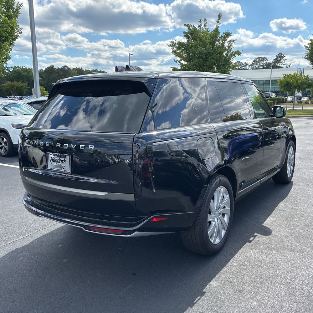 2025 Land Rover Range Rover P400 SE LWB