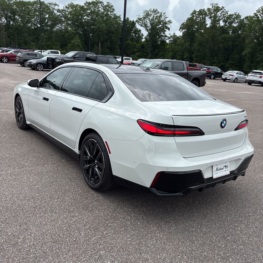 2025 BMW 740i