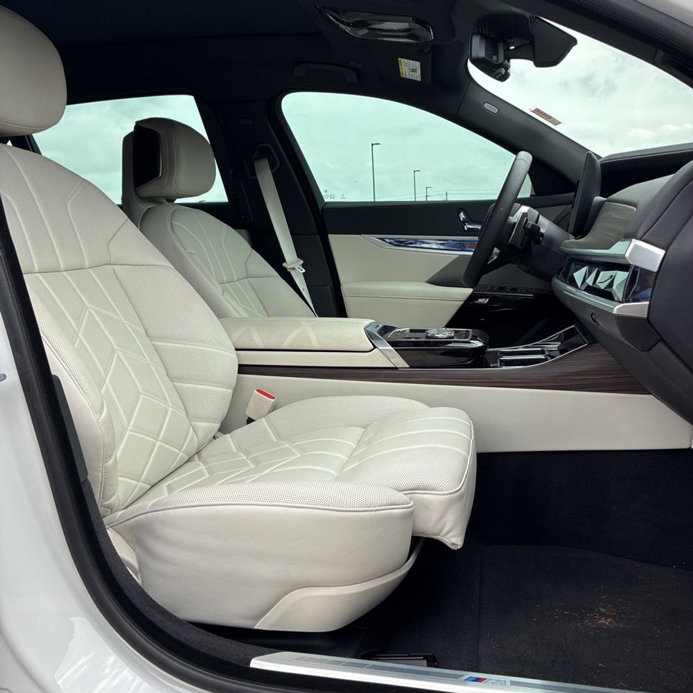 2025 BMW 740i