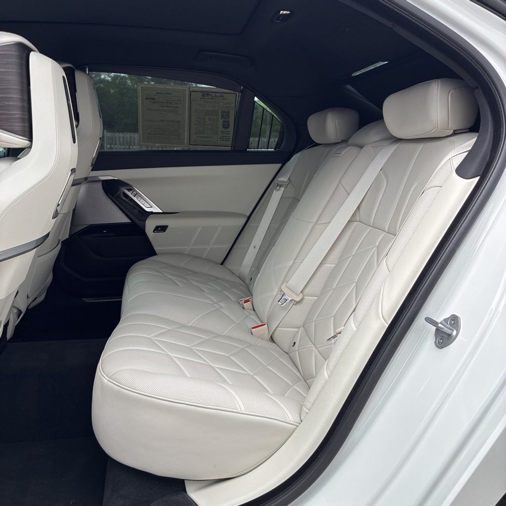 2025 BMW 740i