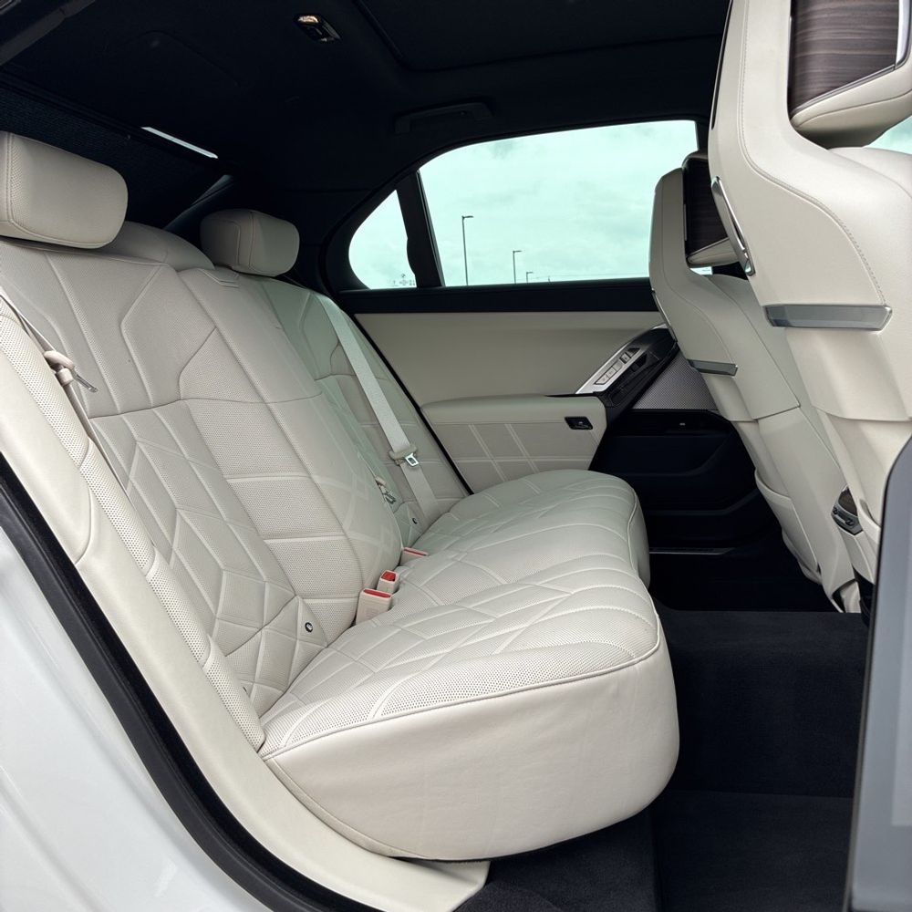 2025 BMW 740i