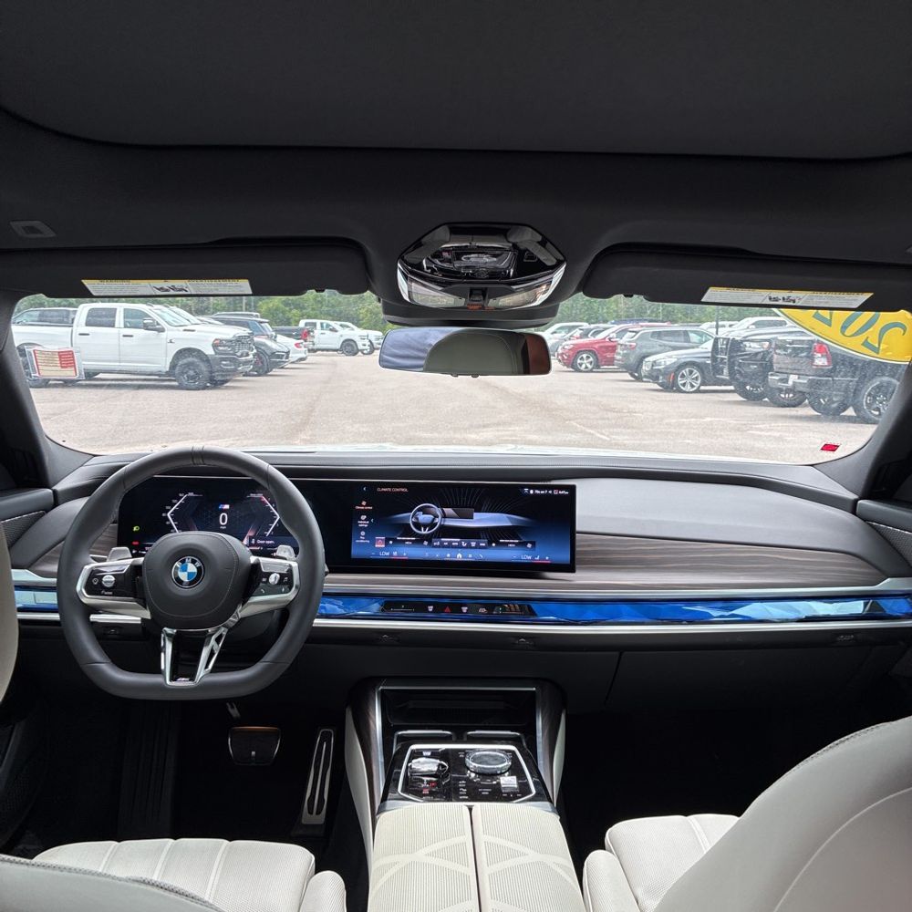 2025 BMW 740i